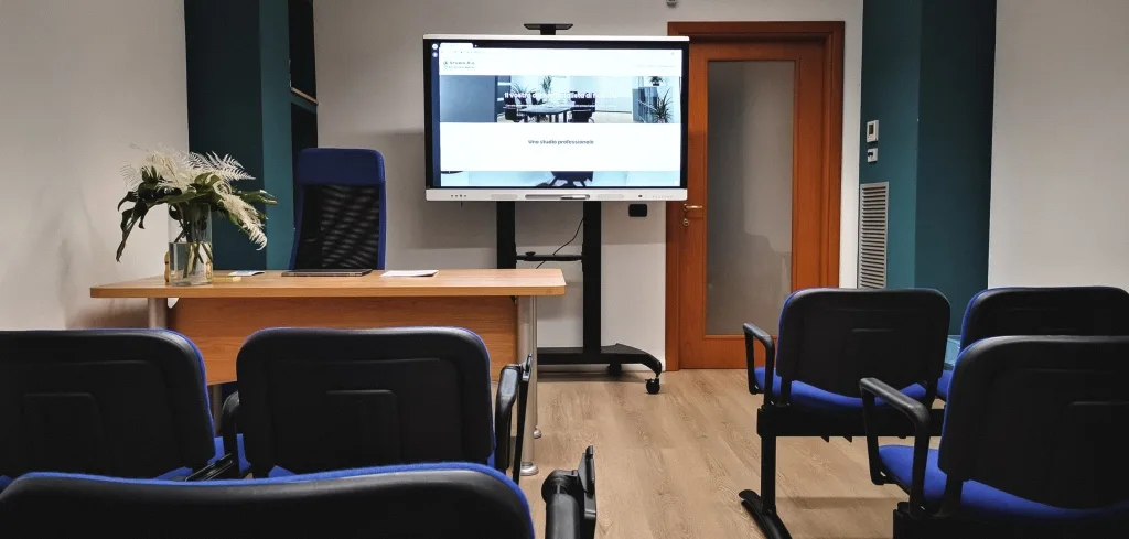 La sala corsi con schermo per le presentazioni